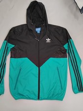 Adidas Giacca Impermeabile Uomo 3 Strisce con Cappuccio e Zip Intera con Tasche Zip, Taglia S Raincoat Uomo price