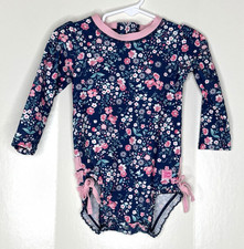Costume da bagno RuffleButts bambina 18-24 mesi protezione eruzioni cutanee floreale nuoto manica lunga Swimsuit Bebè price