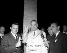 LYNDON B. JOHNSON LAMPEGGIA IL CARTELLO "V PER LA VITTORIA" NEL 1964 - FOTO 8X10 (DA-312) Flashes price