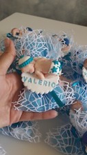 Bomboniera sacchettino bebè bimbo con pannolino e cappello azzurro e base Cappello Bebè price