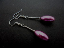 UN PAIO DI BELLISSIMI ORECCHINI PENDENTI PLACCATI IN VETRO VIOLA E ARGENTO. NUOVO. Pearl Orecchini price