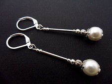 UN PAIO DI ORECCHINI A GANCIO LEVERBACK COLOR AVORIO PLACCATI ARGENTO. Pearl Orecchini price