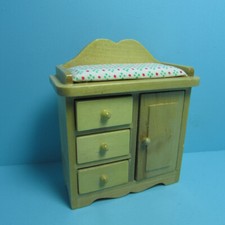 Casa delle Bambole Miniatura Legno Rovere Asilo Fasciatoio Armadio e Cassetti T4303 Camera Dresser Bebè price