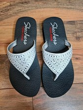 Skechers Womens Yoga Foam Slip On Thong Wedge Sandals Size 9 Rhinestone 2000s Dames slippers en sandalen price