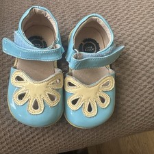 Livie and Luca Girls Daisy Blue  Classic Patent Leather Petal Shoes US sz 5 Meisjes klassieke Schoenen price