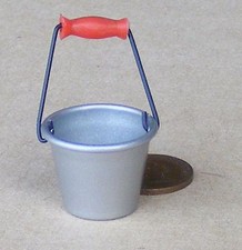 Tumdee Puppenhaus Metall-Eimer Garten Accessoire Rot 1:12 Maßstab 1 Stück Tuin Accessoire price