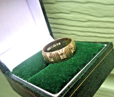 9ct Gold Wedding Ring  Patterned Band  hm 1976 London  size J to K  Yellow Gold Goud Wedding Band price