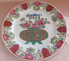 Assiette porcelaine Chine Famille Rose émaillée polychrome à décor d'un vase Vase price