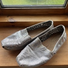 Toms Girls' Classic Shoes Silver Iridescent Glitter W9 / UK 7 Girls' Classic Shoes price