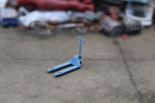 Pallet Trucks - BLUE - Pack of 3 - 1:76 OO Gauge Model Railway Accessory Pallet Trucks price