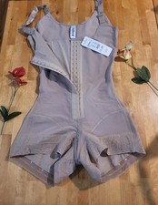 Girdle with extra short leg, free breasts and brooch in the center. Body Firming and Slimming price