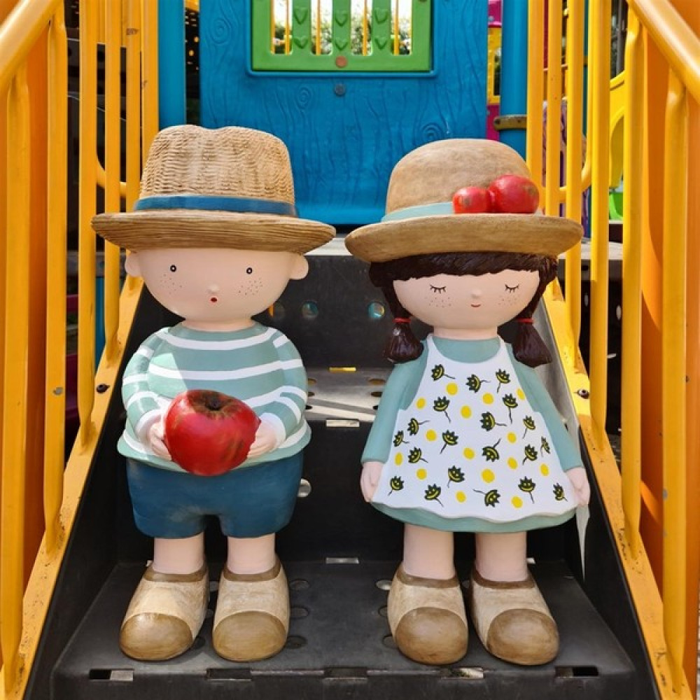 Ella's Design Studio Ella's Design StudioŞapkalı Şirin Çocuklar Bahçe Heykel Seti - Renkli Biblo Fiyatı