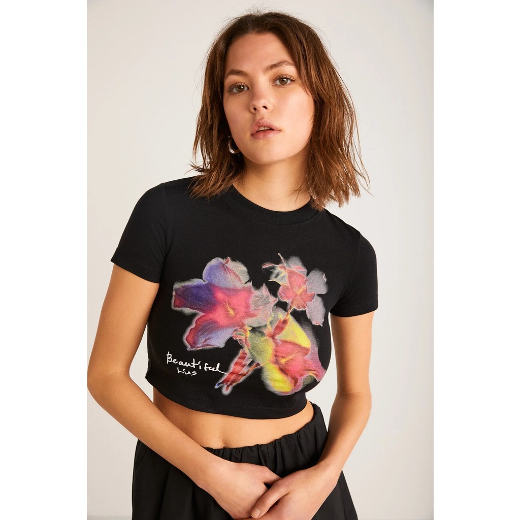 Ethiquet JESS Kadın Çiçek Baskı Detaylı Kısa Kollu Bisiklet Yaka Crop Siyah T-Shirt Bayan T-shirt Fiyatı