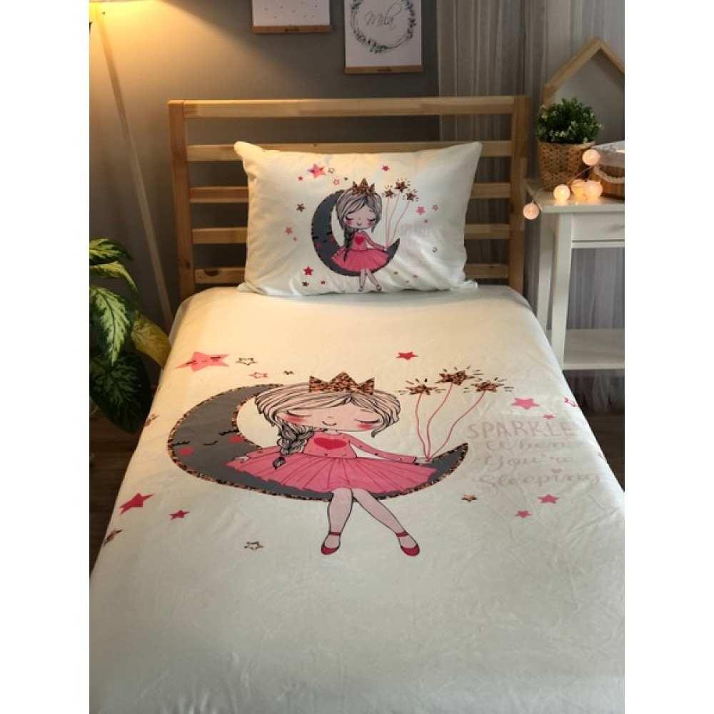Evmila Beyaz Zemin Ayda Oturan Kız Kadife Dekoratif Örtü 18 - 140 x 220 cm Yatak Örtüsü Fiyatı