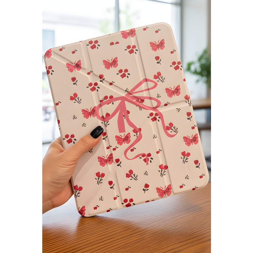Fibaks iPad 11 A16 2025 10. Nesil 10.9 Kılıf Pembe Çiçek Kelebek ve Fiyonk Desenli Kalem Bölmeli Şeffaf Arka Akıllı Kapak - iPad 11 A16/10. Nesil Tablet Kılıfı Fiyatı