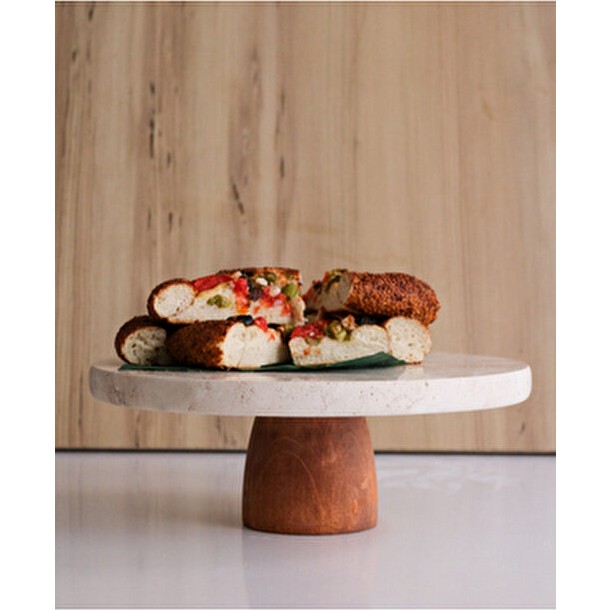 Gemboss Doğal Mermer 28 cm Pasta Kek Standı , Ahşap Ayaklı Kek Standı,mermer Sunumluk, 2 cm Kalınlığında - 28 x 28 Diğer Fiyatı