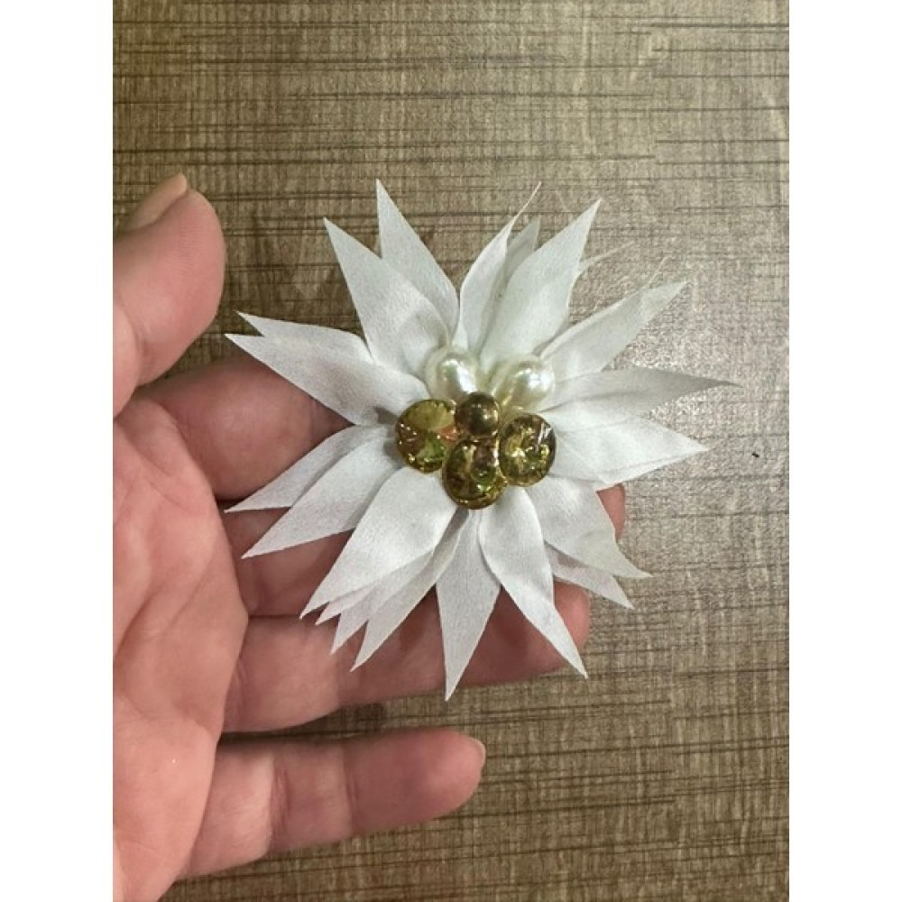 Gönülden Tasarım 9x9 cm Beyaz Çiçek Broş Taşlı Broş Türban Iğnesi Yaka Iğnesi Toka, Taç & Saç Bandı Fiyatı