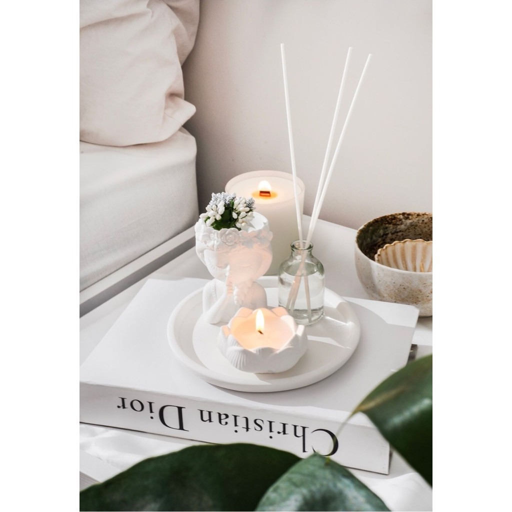 Lalezen Home Elite 4lü Set Çiçekli Kız + Çiçekli Mumluk + 50ML Japon Kirazı Koku + Yuvarlak Tepsi 1 Adet Tepsiler / Fırın Kapları Fiyatı
