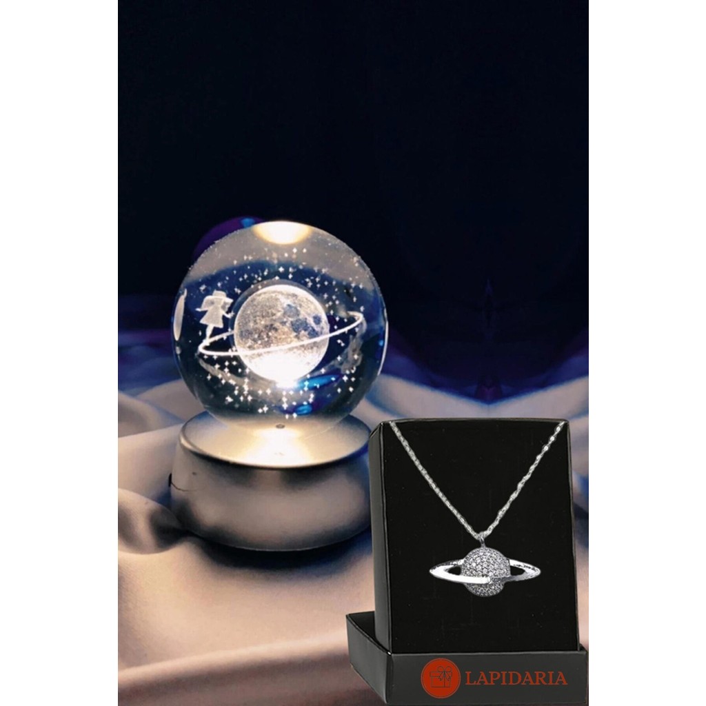 Lapidaria 3D LED Işıklı Cam Küre ve Satürn Temalı Kolye Gri Renkli Kristal Malzeme ile Tasarlandı Diğer Fiyatı