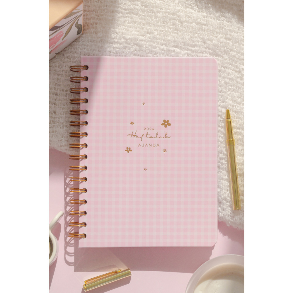 Matt Notebook A5 2024 Yılı Haftalık Ajanda 12 Aylık Motivasyon Sayfalı Pembe Pötikare Ajanda Fiyatı