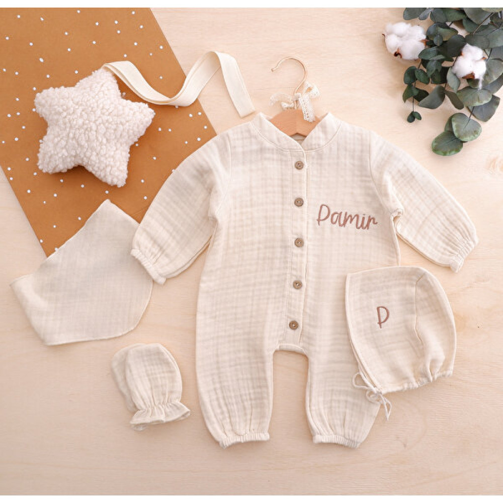 Momand Design Erkek Bebek Hastane Çıkışı Müslin Tulum Şapka Eldiven Önlük Seti (kişiselleştirilebilir.) Bebek Hastane Çıkışı Fiyatı