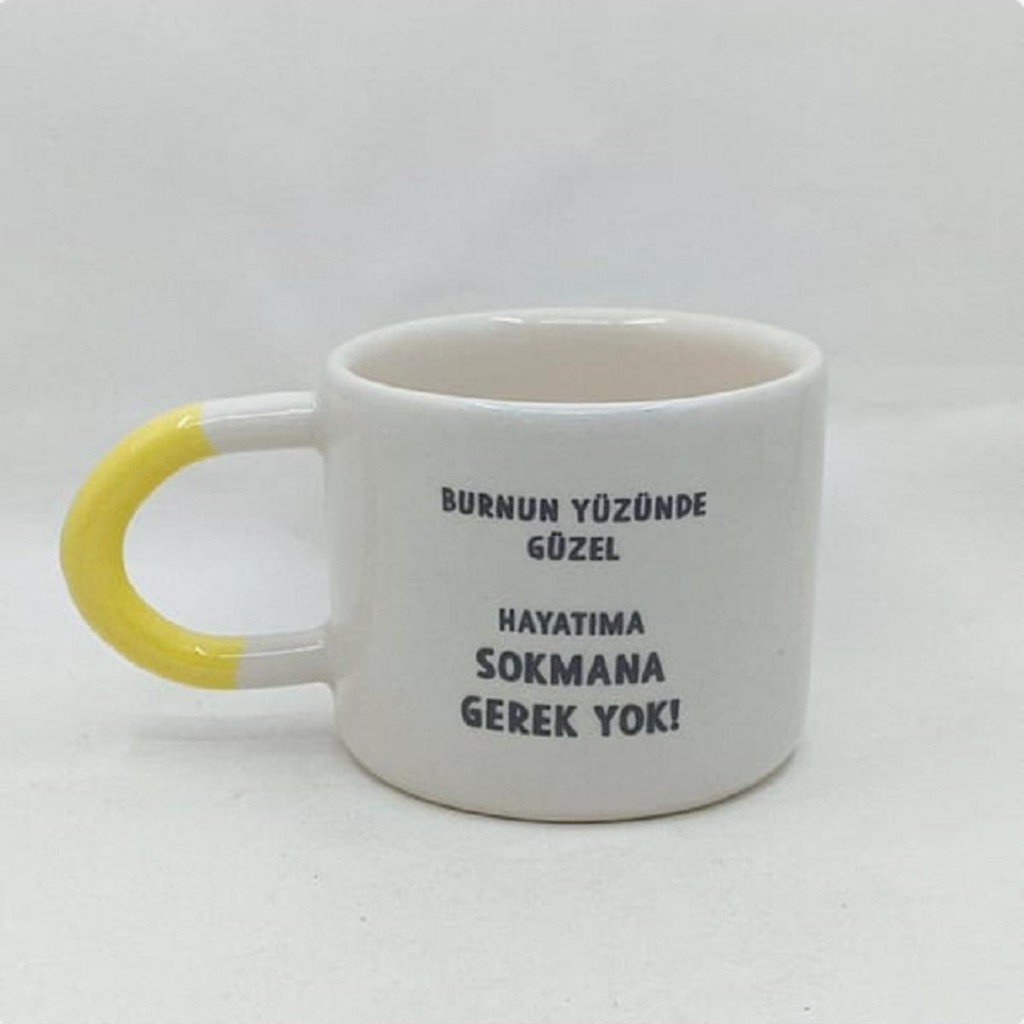 Mor Mürekkep Burnun Yüzünde Güzel Baskılı Sarı Kulplu U Kupa - Açık Gri - Beyaz - 200 ml Fincan / Bardak / Kahve Takımı Fiyatı