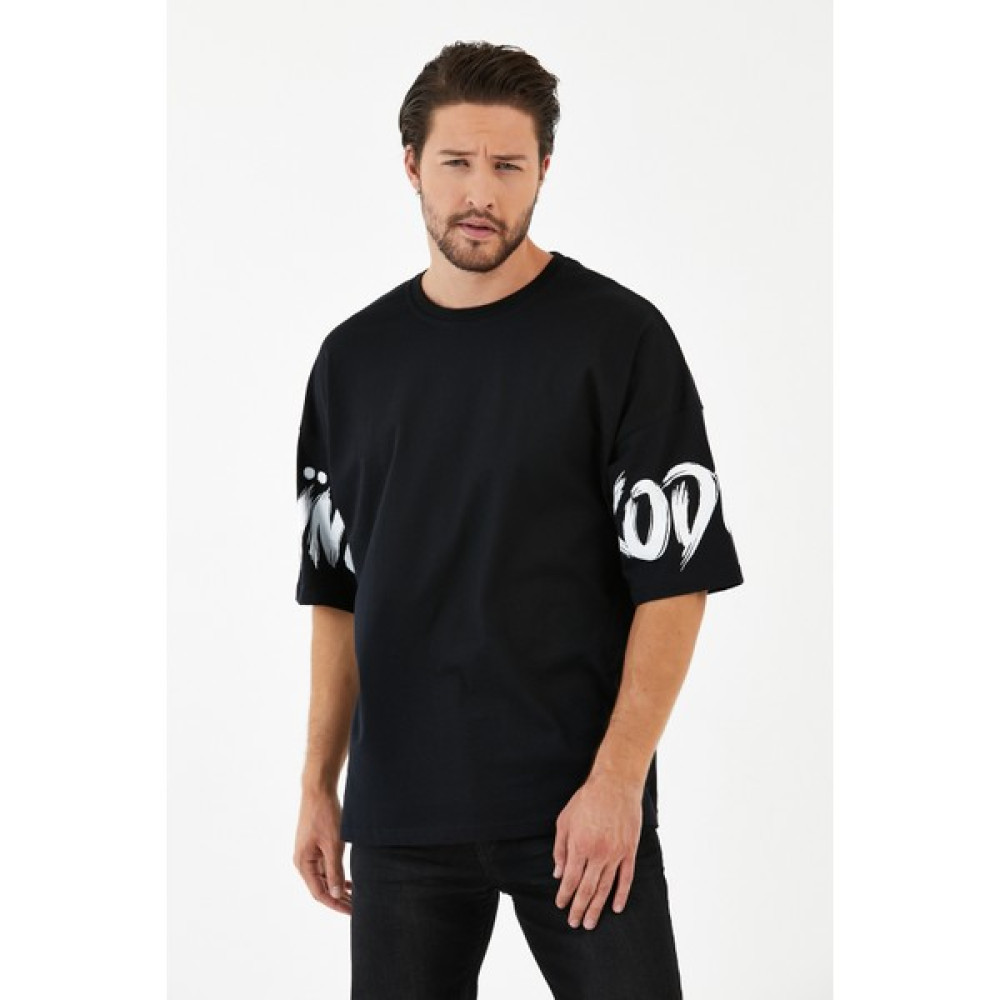 MRS Clothing Oversize Bisiklet Yaka Yırtmaç Detaylı Özel Kol Baskılı Kısa Kollu Erkek Tişört Siyah Erkek T-shirt Fiyatı