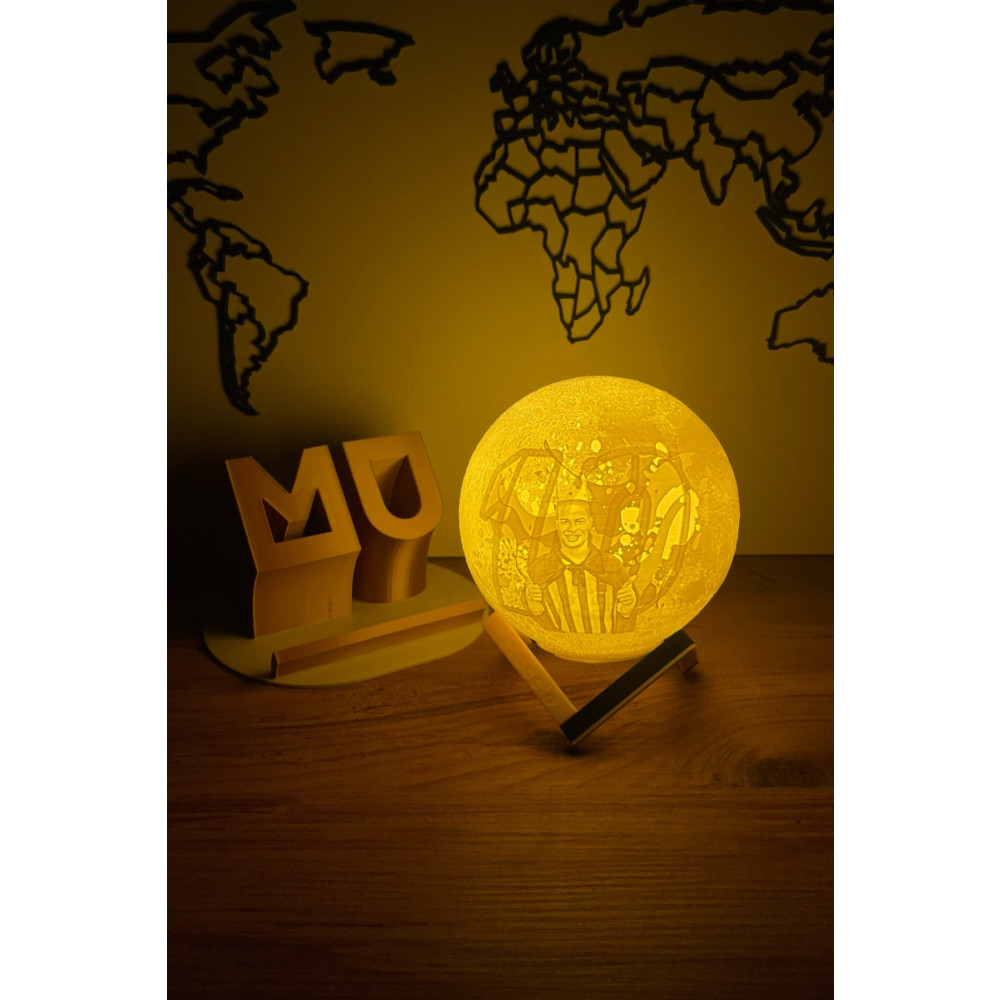 MUCC Alex Efsane Fenerbahçe Fotoğraflı 3d Dekoratif Ay Lambası Gece Lambası Moon Lamp Standlı Pilli(13CM) Hediyelik Eşya Fiyatı