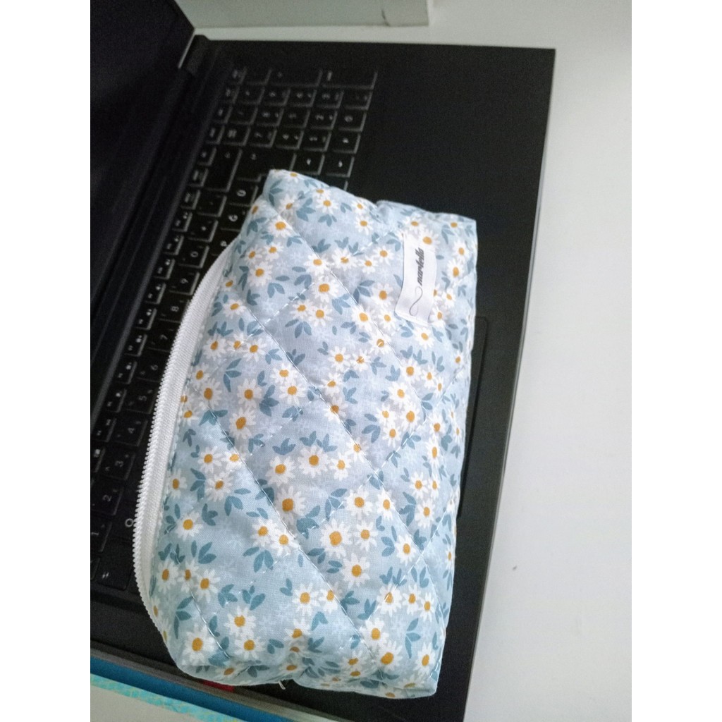 Nartella Bebek Mavi Papatya Desenli Kapitoneli Geniş Kalemlik – Okul ve Ofis Için Kalem Kutusu - Bebek Mavisi Kalem & Yazı Gereçleri Fiyatı