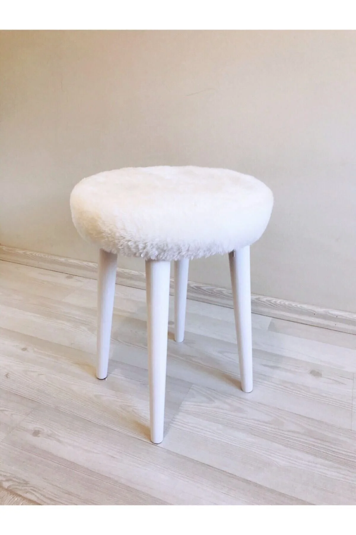 Neta Trade Neta Home Ahşap Ayak Dekoratif Beyaz Peluş Puf Tabure Bench Yuvarlak Koltuk Sandalye 4 Lü Ayak" Puf Fiyatı