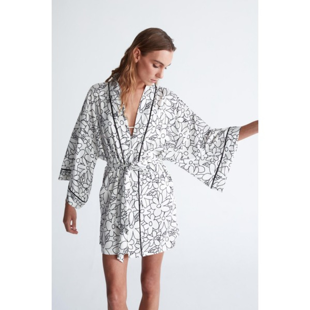 Peraluna FREESIA KIMONO 82 CM Çiçek Desen Mini Boy Kemerli Saten Kadın Kimono - Beyaz/Siyah Kadın Giyim Fiyatı