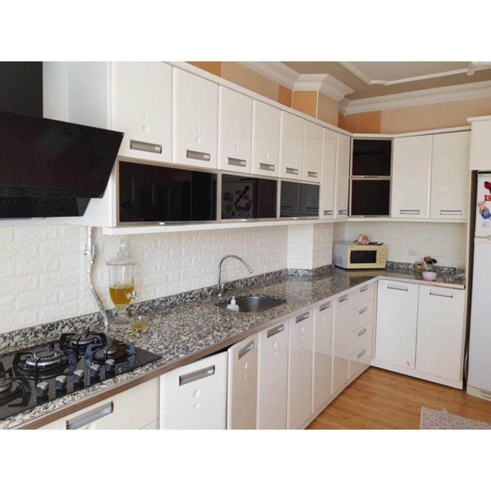 Renkli Duvarlar Beyaz Mutfak Tezgah Arası 6,5mm Kendinden Yapışkanlı Panel - 70 x 70 cm Poster Fiyatı