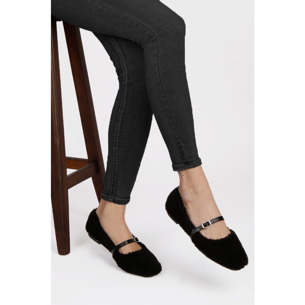 RENKLİBUTİK PELUŞ TÜYLÜ BİLEKTEN BAĞLAMALI KADIN EV AYAKKABISI BABET 39 Beden Kadın Terlikleri ve Sandaletleri Fiyatı
