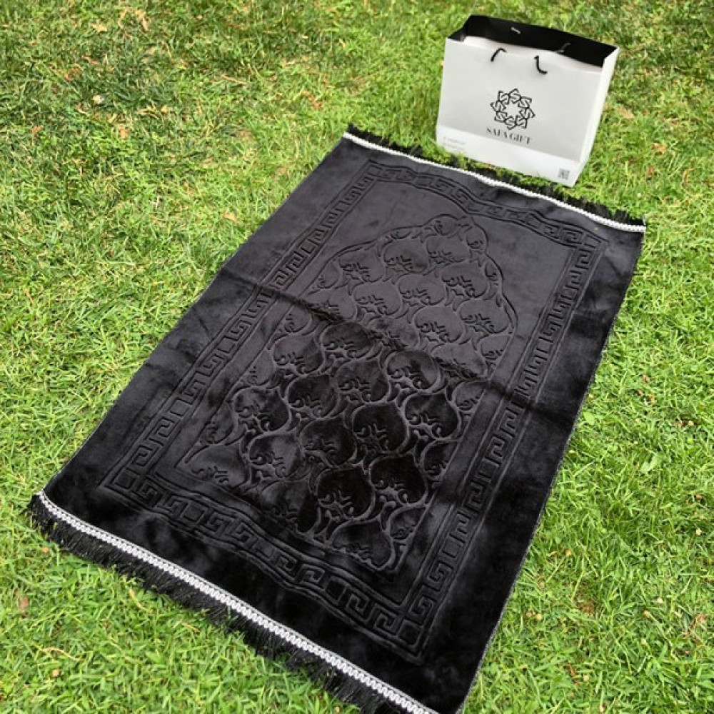 Safa Gift Seccade Deri Taban Kadife Kabartmalı Lüks Peluş Seccade Siyah Renk - 75 x 110 cm Seccade Fiyatı