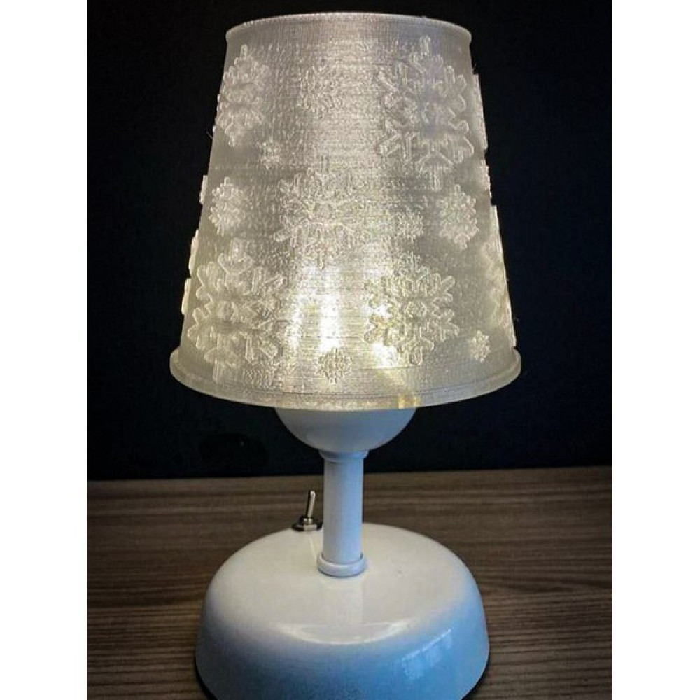 Ser3d Özel Tasarım Yılbaşı Temalı Pilli Masa Lambası | Kristal Kar Tanesi Model | 20CM | Kırmızı Ayak - Beyaz Abajur Fiyatı