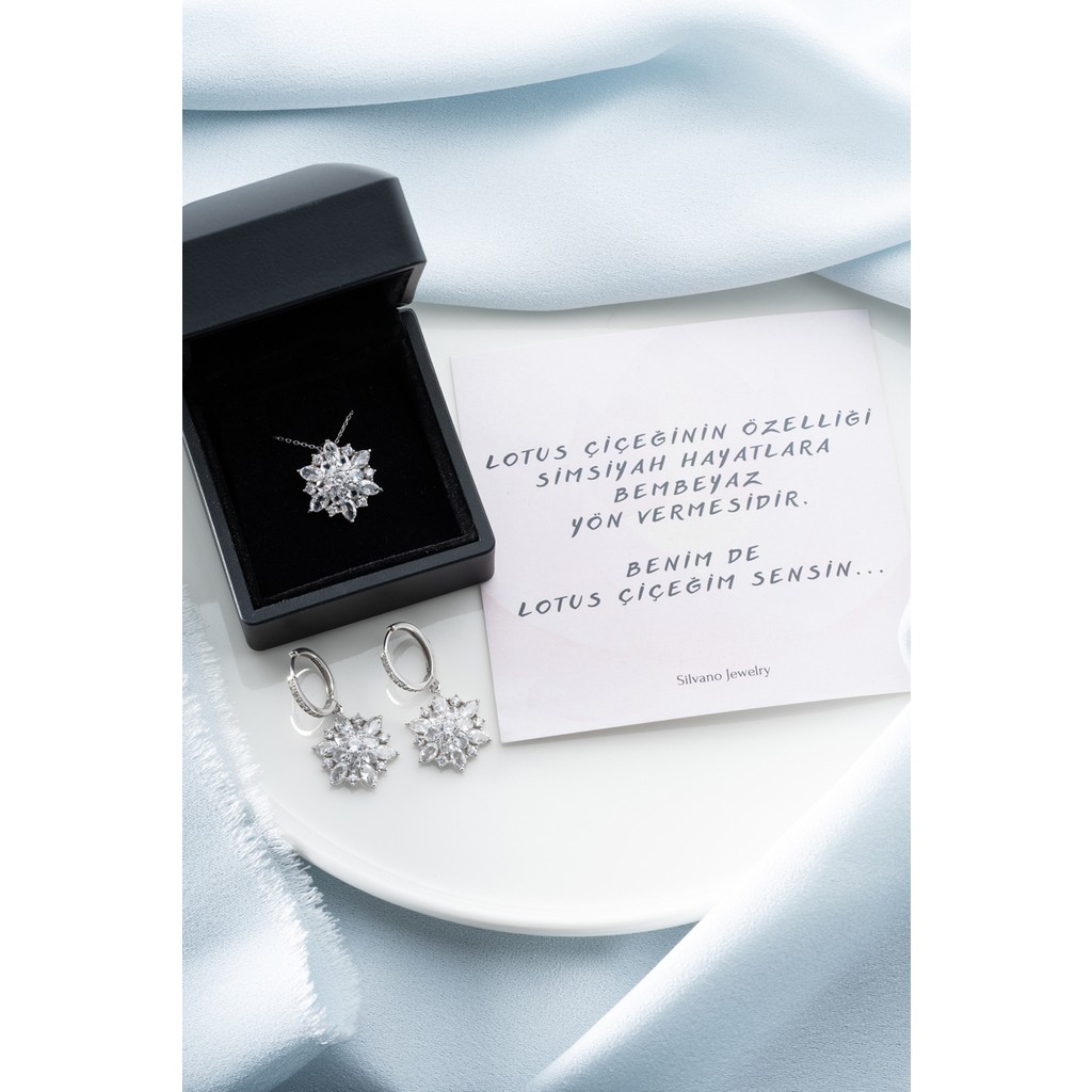 Silvano Jewelry 925 Ayar Gümüş Işıklı Kutuda Beyaz Lotus (Kolye-Küpe) Seti Gümüş Kolye Fiyatı