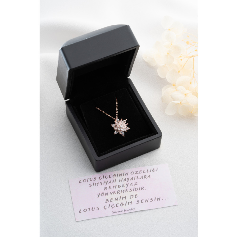 Silvano Jewelry 925 Ayar Gümüş Işıklı Kutuda Buzlu Beyaz Lotus Çiçeği Kolye Gümüş Kolye Fiyatı