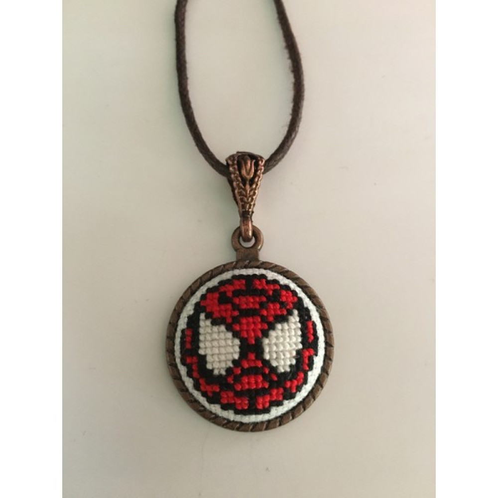 Tomars Spiderman Işlemeli Kanaviçe Kolye - Anahtarlık Bijuteri Kolye Fiyatı