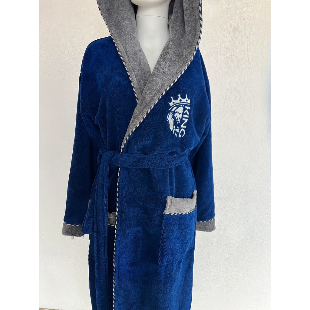 Triga Helix Biyeli Nakışlı Hediyelik Erkek Bornozu %100 Bambu Su Emici - 2XL - Lacivert Diğer Fiyatı