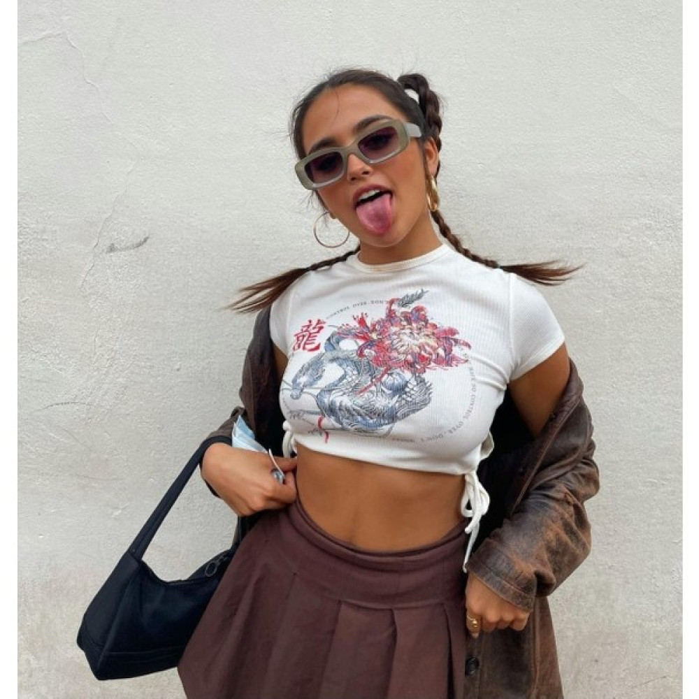 Tuğçeli Kadın Baskılı Yan Bağlama Detay Crop Top Beyaz Ejderha Baskılı Crop Bluz Bluz Fiyatı