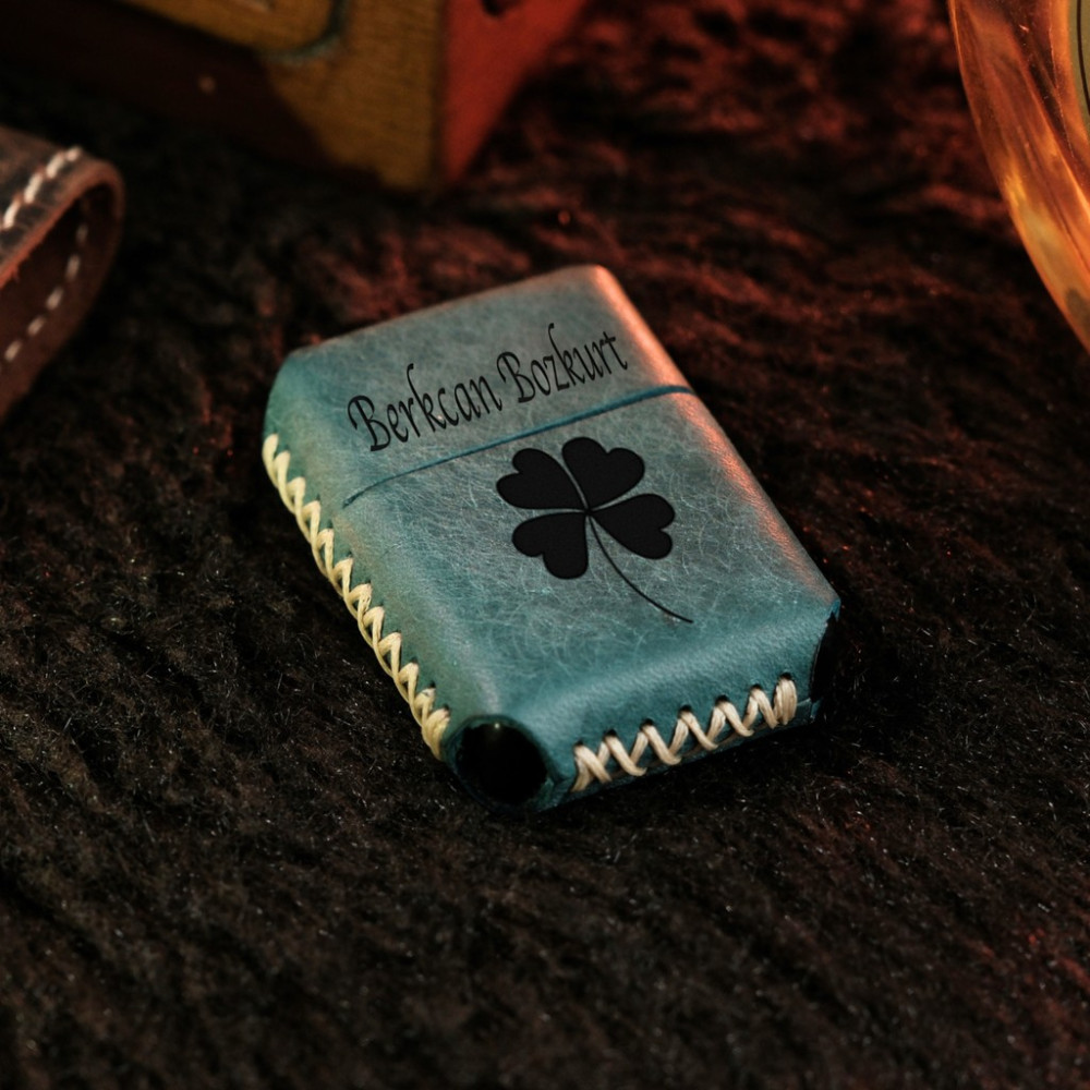 Vagave İsme Özel Benzinli Çakmak Hakiki Deri El Yapımı Zippo Tarzı Çakmak Kişiye Özel Çakmak Deri Kaplama Benzinli Erkek Çakmak Doğum Günü Yıl Dönü... Çakmak Fiyatı