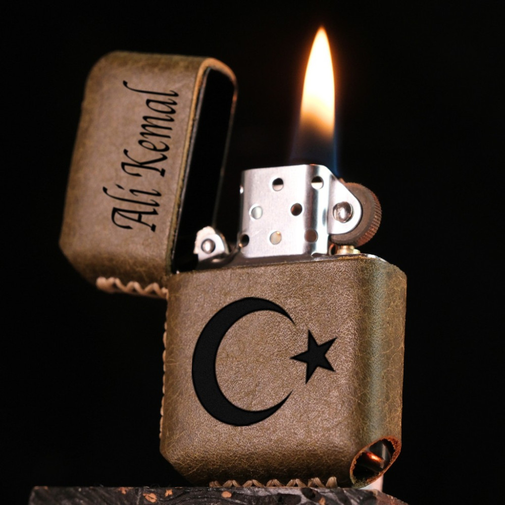 Vagave Kişiye Özel Benzinli Çakmak Hakiki Deri Kaplama Zippo Tarzı Çakmak isme Özel Çakmak Deri Kaplama Benzinli Erkek Çakmak Hediyelik Çakmak Doğu... Çakmak Fiyatı