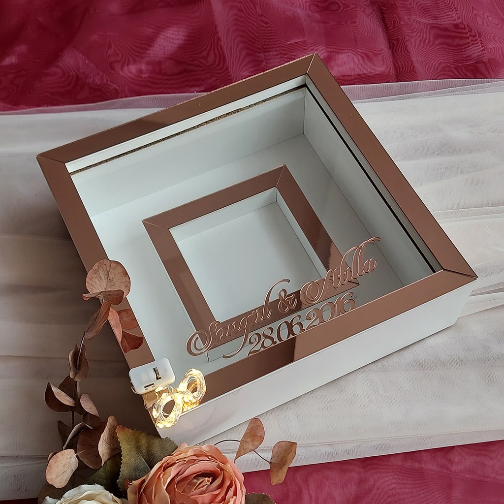 Verda Çerçeve 25X25 cm Fotoğraf Bölümlü Ledli Isimli Beyaz-Rose Yarı Pleksi Kaplamalı Derin Anı Çerçevesi! Gül Kutusu! Resim & Fotoğraf Çerçevesi Fiyatı
