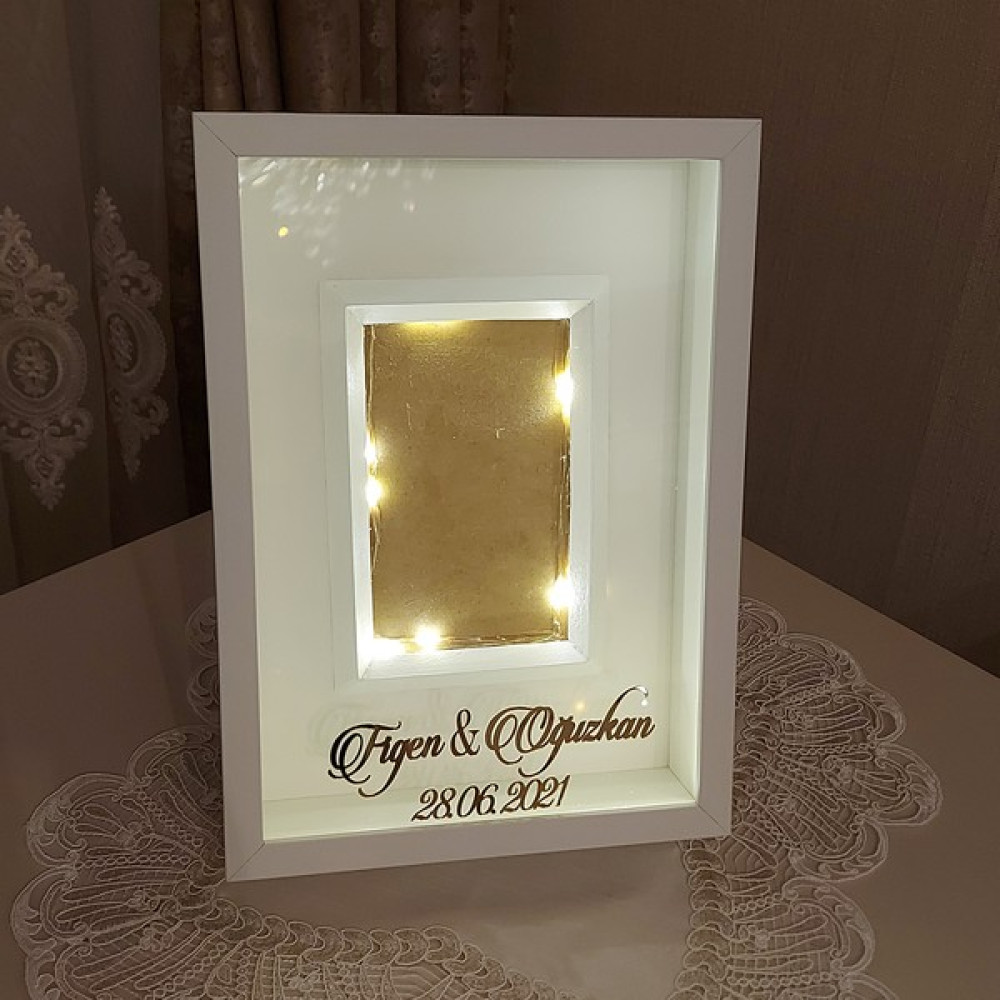 Verda Çerçeve Kişiselleştirilmiş 21 x 30 cm Isim ve Tarih + Ledli Verda Plus Derin Çerçeve Resim & Fotoğraf Çerçevesi Fiyatı