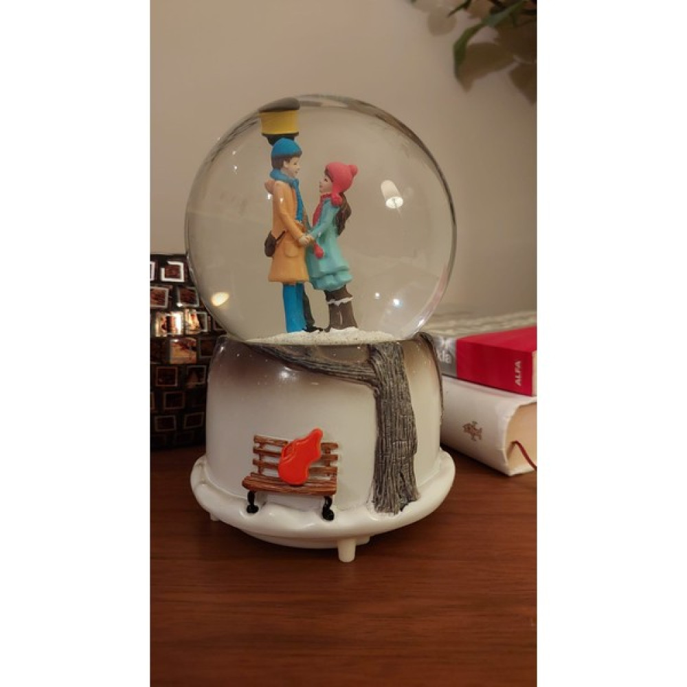 Yaratıcı Detaylar Müzikli ve Kar Püskürtmeli Kristal Cam Küre – Sevgililer Temalı - Renkli - 10 x 15 cm Hediyelik Eşya Fiyatı