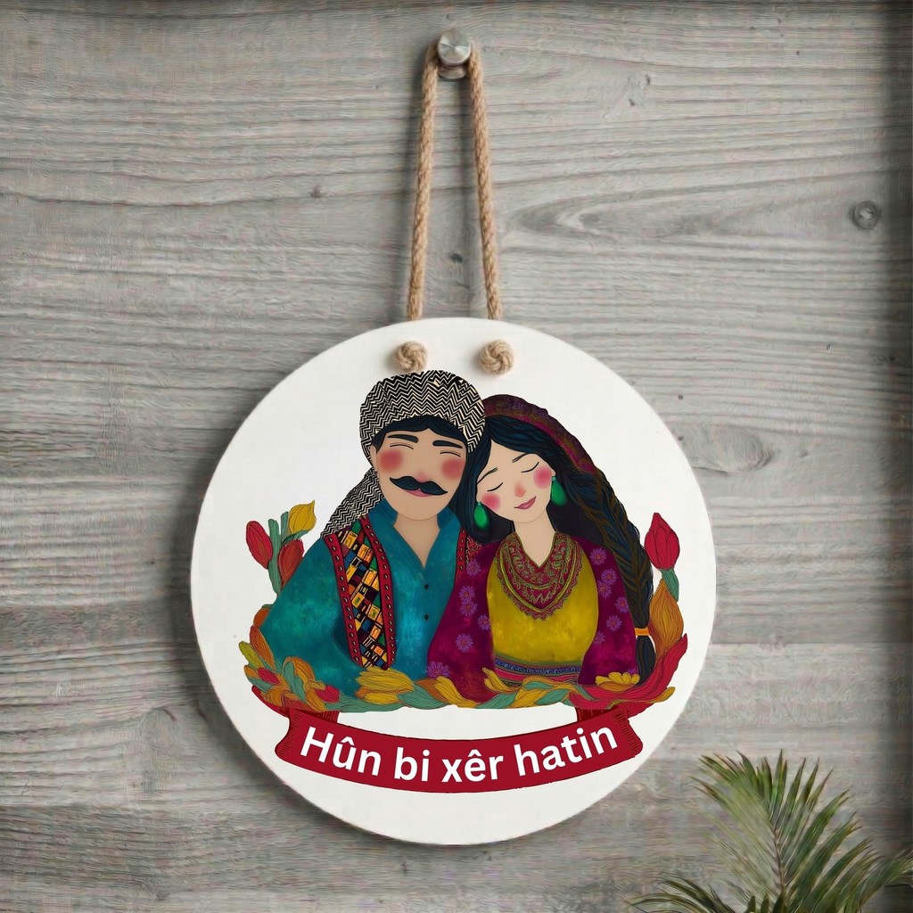 Zerya Kürtçe Kapı Süsü - Xemla Deriyan - Kürtçe Hûn Bi Xêr Hatin Yazılı ( Hoş Geldiniz ) Mem Û Zin Tasarımlı Kapı Süsü - Çok Renkli - Standart Diğer Fiyatı