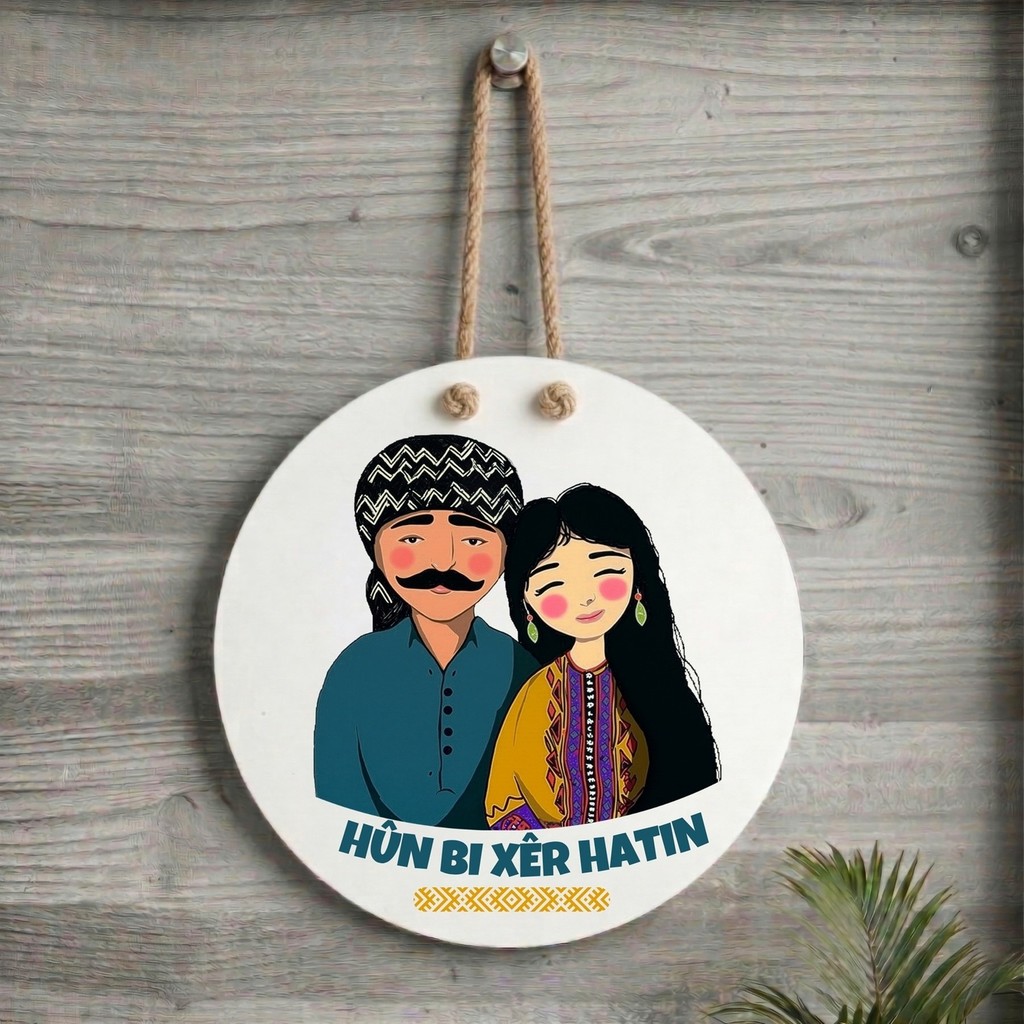 Zerya Xemla Deriyan - Kürtçe Hûn Bi Xêr Hatin Yazılı Mem Û Zin Tasarımlı Kapı Süsü - Çok Renkli - Standart Diğer Fiyatı